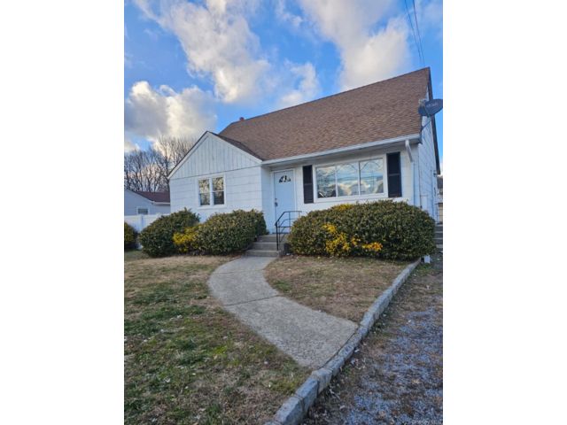  1 BR,  1.00 BTH &nbsp;Cape cod style home in Brentwood