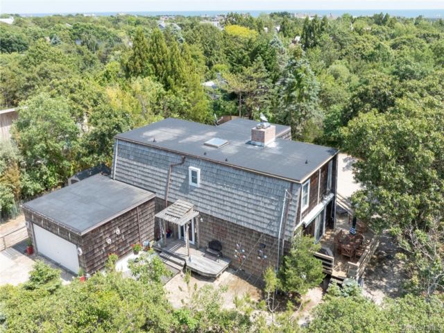  3 BR,  4.00 BTH &nbsp;Traditional style home in Amagansett