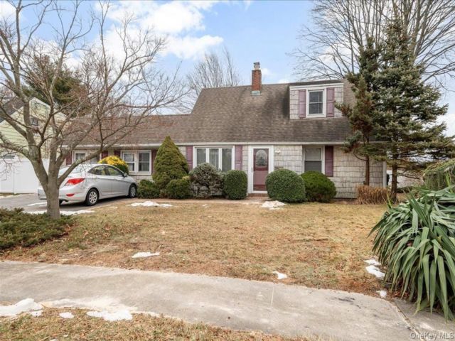  4 BR,  2.00 BTH &nbsp;Cape cod style home in West Islip
