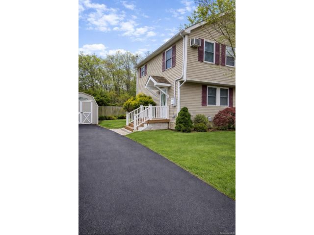 3 BR,  2.00 BTH &nbsp;Colonial style home in Wading River