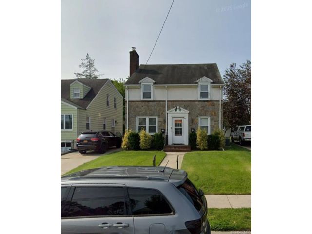  2 BR,  1.00 BTH &nbsp;Colonial style home in Williston Park