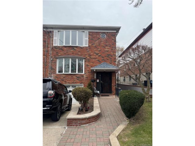  3 BR,  2.00 BTH &nbsp;Other style home in Whitestone