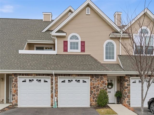  2 BR,  2.00 BTH &nbsp;Condo style home in Dix Hills