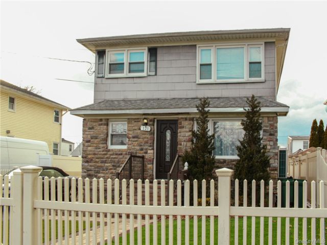  2 BR,  1.00 BTH &nbsp;Split ranch style home in West Hempstead