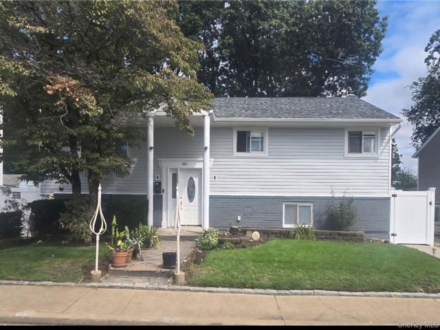  2 BR,  1.00 BTH &nbsp;Split level style home in Elmont