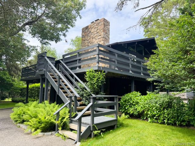  3 BR,  2.00 BTH &nbsp;Hi ranch style home in Southampton