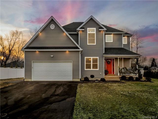  4 BR,  3.00 BTH &nbsp;Colonial style home in East Moriches