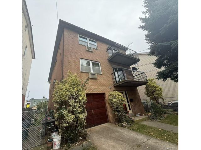  8 BR,  5.00 BTH &nbsp;Modern style home in Flushing