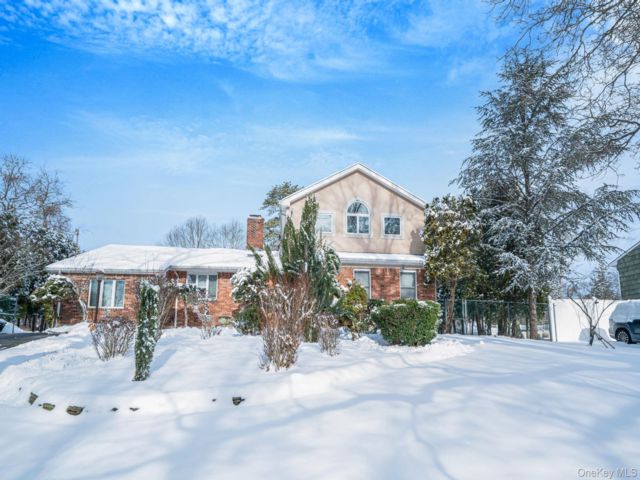  4 BR,  5.00 BTH &nbsp;Colonial style home in Shirley