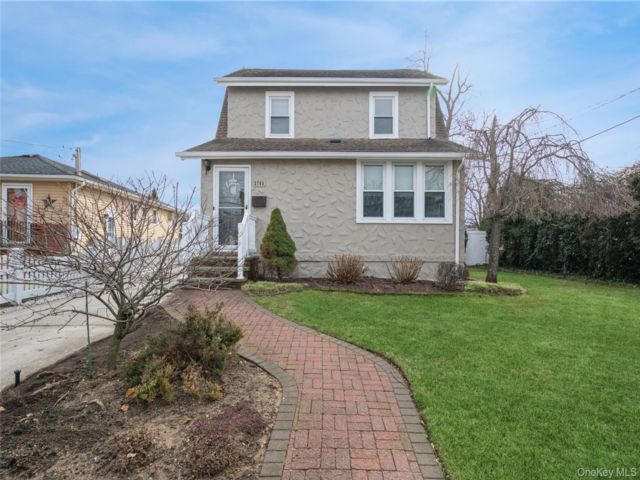 4 BR,  2.00 BTH &nbsp;Colonial style home in Bellmore