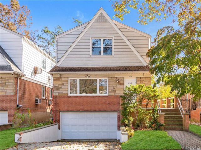  3 BR,  1.00 BTH &nbsp;Colonial style home in Rego Park