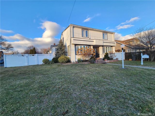  5 BR,  5.00 BTH &nbsp;A-frame style home in Baldwin