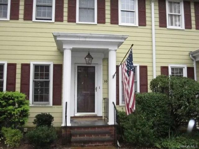  2 BR,  3.00 BTH &nbsp;House style home in Manhasset