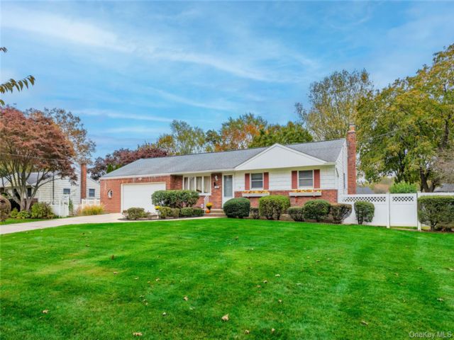  3 BR,  2.00 BTH &nbsp;Exp ranch style home in East Northport