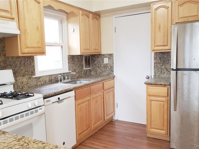  3 BR,  2.00 BTH &nbsp;Contemporary style home in Bayside