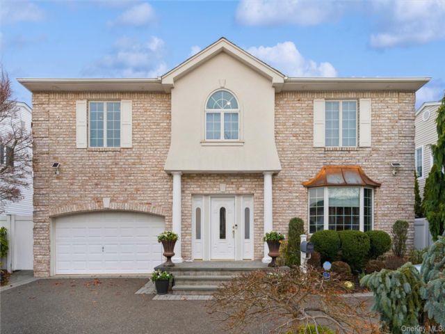  5 BR,  4.00 BTH &nbsp;Colonial style home in Bellmore