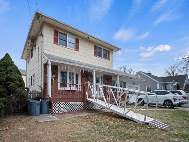  4 BR,  2.00 BTH &nbsp;Colonial style home in South Hempstead