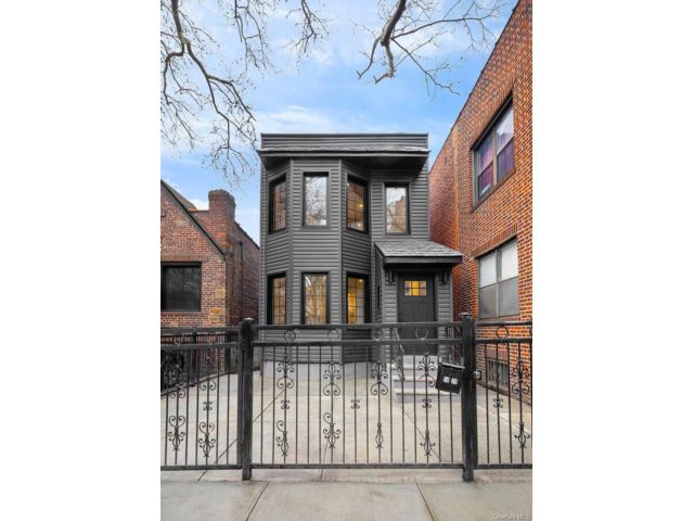  2 BR,  2.00 BTH &nbsp;House style home in Sunnyside