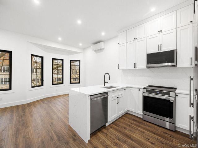  2 BR,  2.00 BTH &nbsp;House style home in Sunnyside