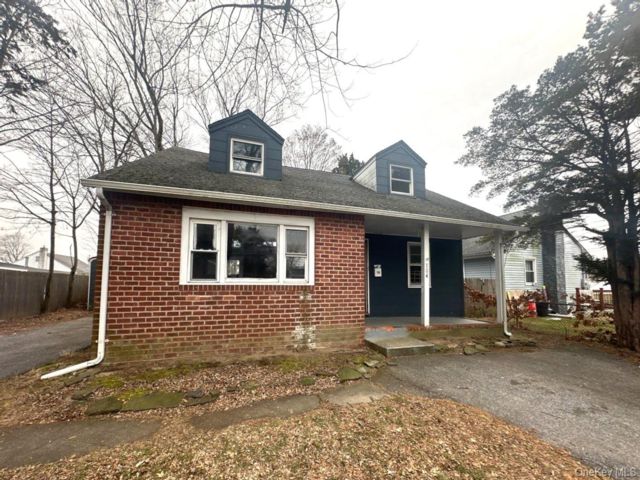  4 BR,  2.00 BTH &nbsp;Cape cod style home in North Babylon