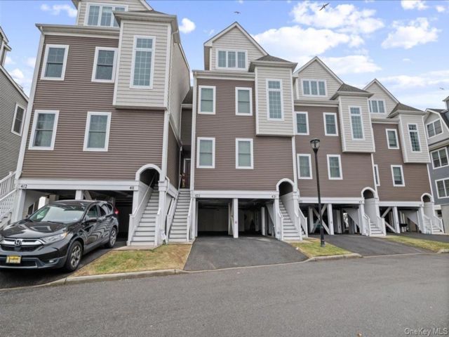  2 BR,  3.00 BTH &nbsp;Other style home in East Rockaway