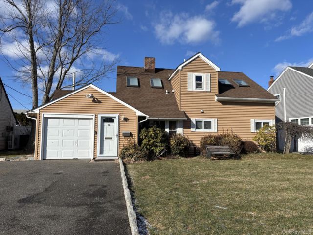  4 BR,  2.00 BTH &nbsp;Exp cape style home in Westbury