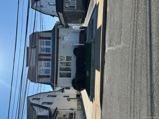  1 BR,  1.00 BTH &nbsp;Colonial style home in Lynbrook