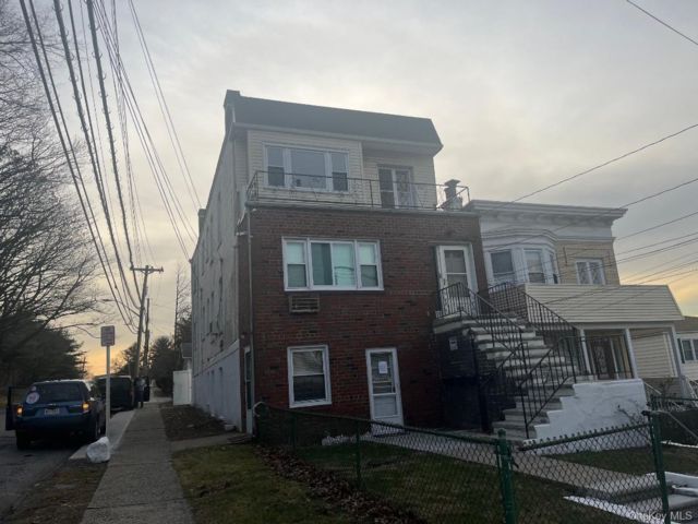 8 BR,  3.00 BTH &nbsp;House style home in Yonkers