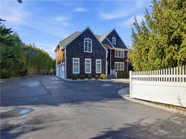  4 BR,  5.00 BTH &nbsp;Post modern style home in Quogue
