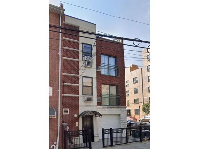  3 BR,  1.00 BTH &nbsp;Modern style home in West Farms