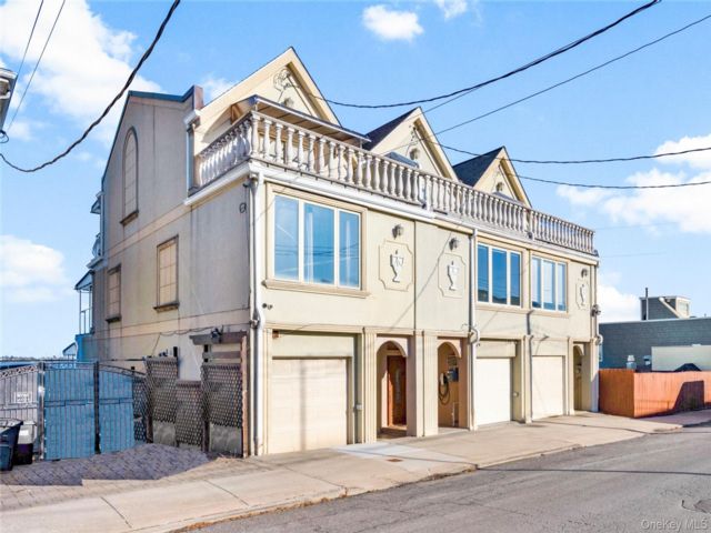  4 BR,  3.00 BTH &nbsp;House style home in Throggs Neck