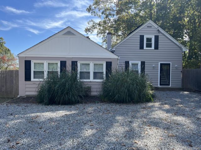  3 BR,  2.00 BTH &nbsp;Farmhouse style home in Center Moriches