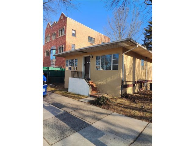  4 BR,  2.00 BTH &nbsp;Exp ranch style home in Kew Garden Hills