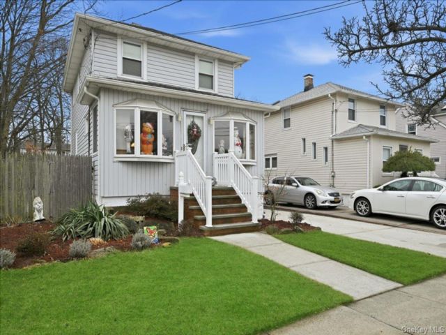  3 BR,  1.00 BTH &nbsp;Colonial style home in Bellmore