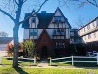  1 BR,  1.00 BTH &nbsp;Tudor style home in Babylon