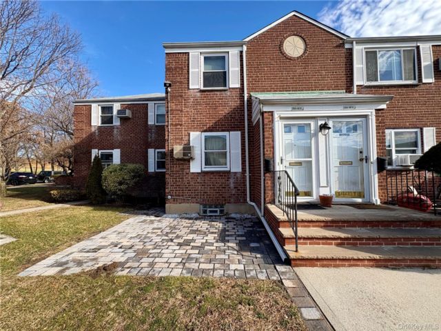  2 BR,  1.00 BTH &nbsp;Garden style home in Glen Oaks