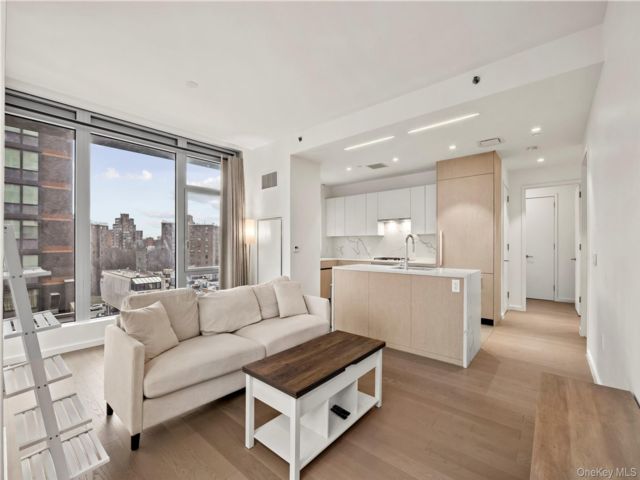  2 BR,  2.00 BTH &nbsp;Contemporary style home in Flushing