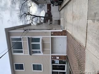  3 BR,  2.00 BTH &nbsp;Split level style home in Bayside