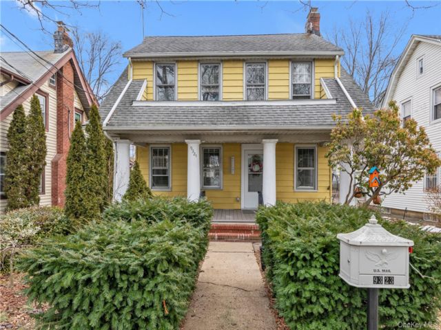  3 BR,  2.00 BTH &nbsp;Colonial style home in Queens Village