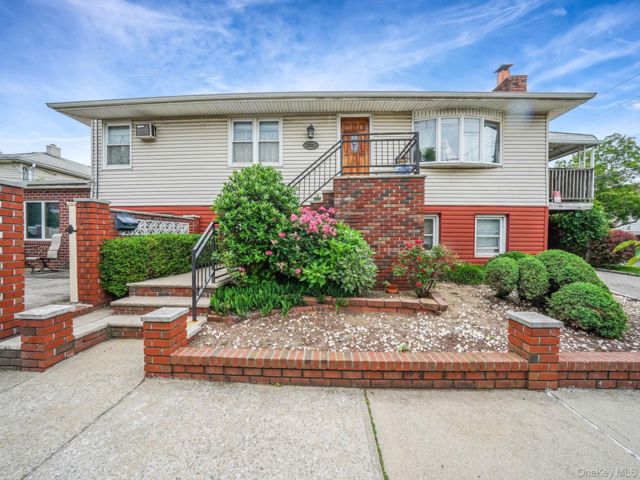  4 BR,  2.00 BTH &nbsp;House style home in Howard Beach