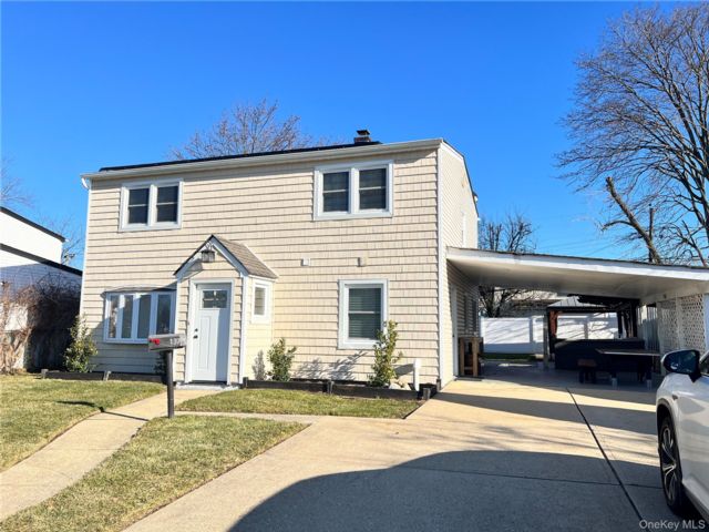  4 BR,  2.00 BTH &nbsp;Colonial style home in Levittown