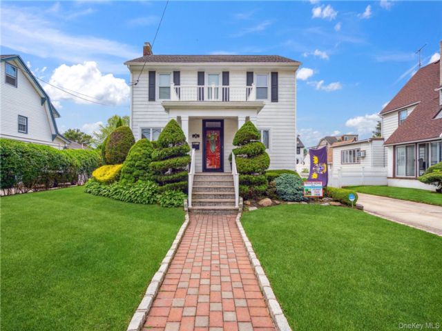  4 BR,  2.00 BTH &nbsp;House style home in East Rockaway