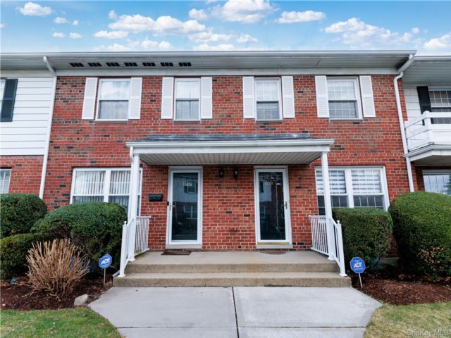  3 BR,  2.00 BTH &nbsp;Condo style home in Hempstead