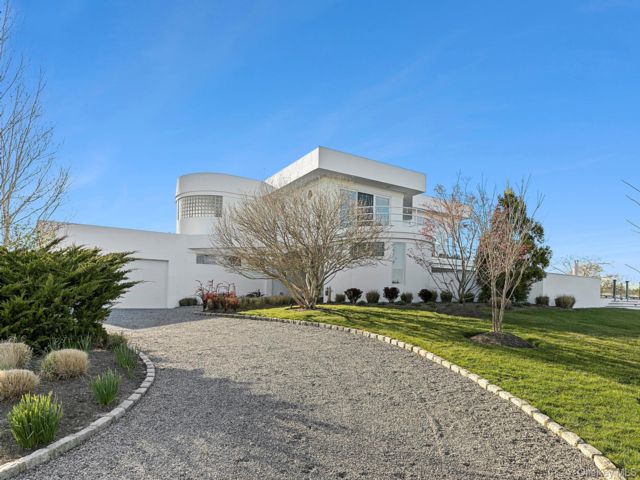  6 BR,  6.00 BTH &nbsp;Modern style home in Westhampton Beach