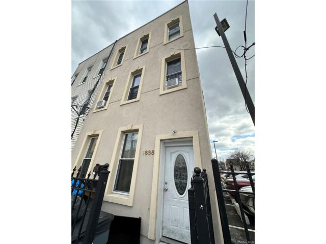  9 BR,  3.00 BTH &nbsp;House style home in Ridgewood