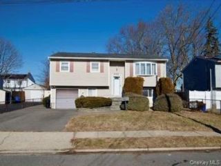  4 BR,  3.00 BTH &nbsp;Other style home in West Babylon