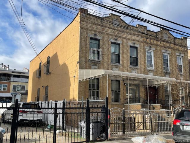 10 BR,  4.00 BTH &nbsp;Contemporary style home in Corona