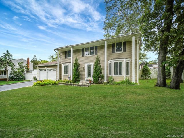  4 BR,  3.00 BTH &nbsp;Colonial style home in Farmingville