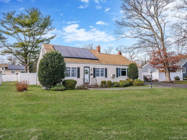  4 BR,  2.00 BTH &nbsp;Exp cape style home in Patchogue