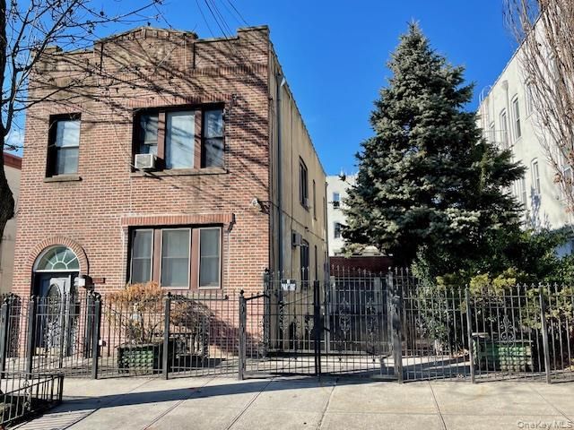 Studio,  0.00 BTH &nbsp;Colonial style home in Sunnyside